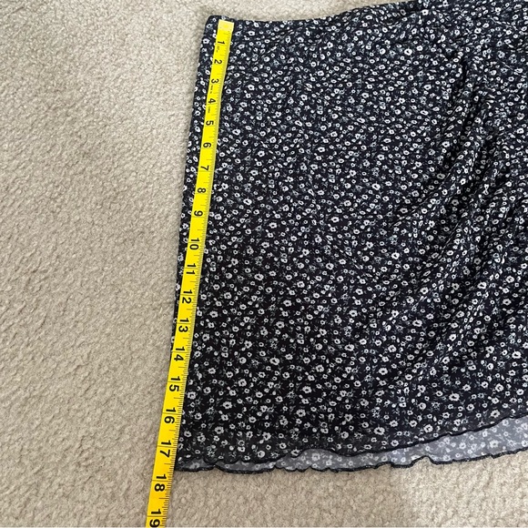 🌴Hollister Black with White and Green Flower Cinch Side Mini Skirt Size Large - Picture 7 of 8